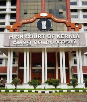 കിഴക്കമ്പലം ബസ് സ്റ്റാന്ഡ് വിഷയത്തില് ഹൈക്കോടതിയുടെ ശക്തമായ ഇടപെടല്