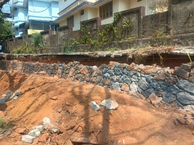 വെള്ളാറ മോളം – ടെക്സസ് വില്ല റോഡ് സംരക്ഷണഭിത്തി.