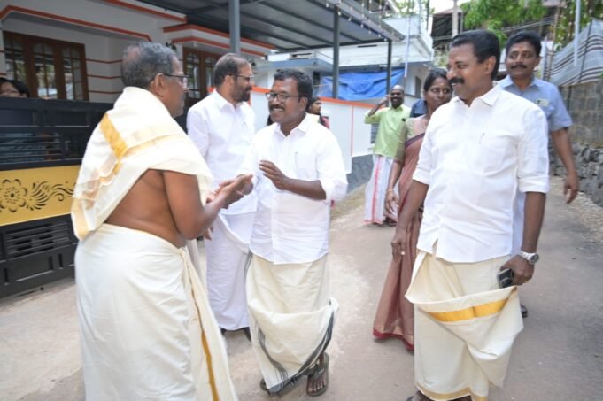 പനങ്ങനാട് പുളിയ്ക്കകര ശ്രീ ദുർഗ്ഗ ഭദ്രാകാളി ക്ഷേത്രത്തിൽ സന്ദർശനം നടത്തി എൻഡിഎ സ്ഥാനാർഥി ബാബു ദിവാകരൻ