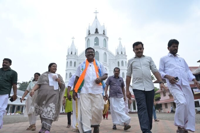 മഴുവന്നൂരിൽ പര്യടനം നടത്തി ബാബു ദിവാകരൻ