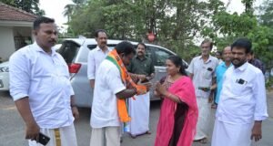 നെല്ലാട് കിന്ഫ്ര പാര്ക്കില് തൊഴിലാളികളെ കണ്ട് ബാബു ദിവാകരന്