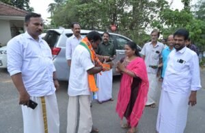 നെല്ലാട് കിന്ഫ്ര പാര്ക്കില് തൊഴിലാളികളെ കണ്ട് ബാബു ദിവാകരന്