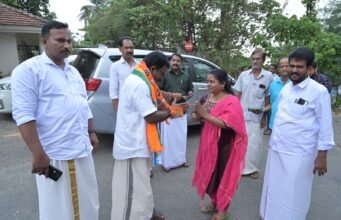 നെല്ലാട് കിന്ഫ്ര പാര്ക്കില് തൊഴിലാളികളെ കണ്ട് ബാബു ദിവാകരന്