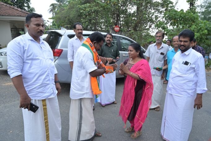 നെല്ലാട് കിന്ഫ്ര പാര്ക്കില് തൊഴിലാളികളെ കണ്ട് ബാബു ദിവാകരന്
