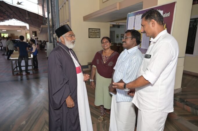 പള്ളിക്കര സെന്റ് മേരീസ് യാക്കോബായ സുറിയാനി കത്തീഡ്രലിൽ കുർബാനയിൽ പങ്കെടുത്ത് ബാബു ദിവാകരൻ