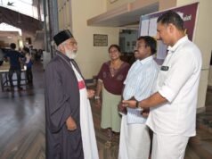 കുർബാനയിൽ പങ്കെടുത്ത് ട്വന്റി-എൻഡിഎ സ്ഥാനാർഥി ബാബു ദിവാകരൻ