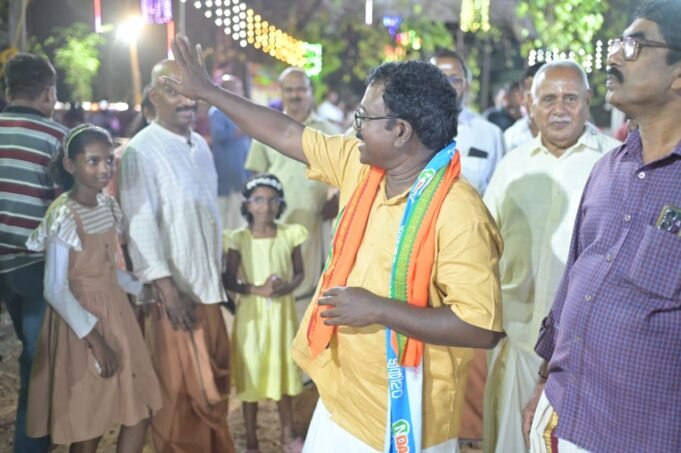 കൂഴൂർ ഭഗവതി ക്ഷേത്രത്തിൽ ദർശനം നടത്തി ബാബു ദിവാകരൻ