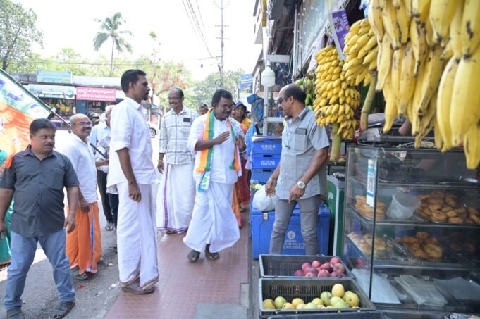 പുത്തൻകുരിശിൽ വ്യാപാര സ്ഥാപനങ്ങൾ സന്ദർശിച്ച് വോട്ട് അഭ്യർത്ഥിച്ച് ബാബു ദിവാകരൻ