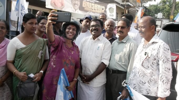 ഐക്കരനാട് പഞ്ചായത്തിലൂടെ ബാബു ദിവാകരന്റെ തിരഞ്ഞെടുപ്പ് പര്യടനം