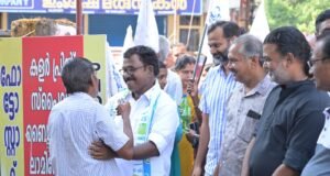 കോലഞ്ചേരി ടൗണിലെ വ്യവസായ സ്ഥാപനങ്ങൾ സന്ദർശിച്ച് വോട്ടഭ്യർത്തിച്ച് ബാബു ദിവാകരൻ.