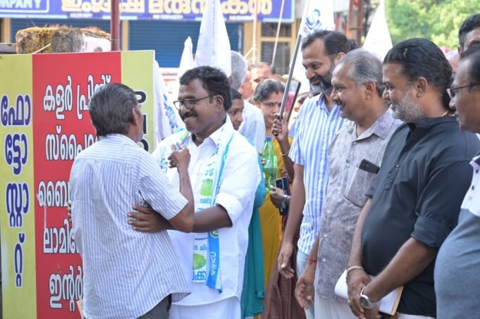 കോലഞ്ചേരി ടൗണിലെ വ്യവസായ സ്ഥാപനങ്ങൾ സന്ദർശിച്ച് വോട്ടഭ്യർത്തിച്ച് ബാബു ദിവാകരൻ.