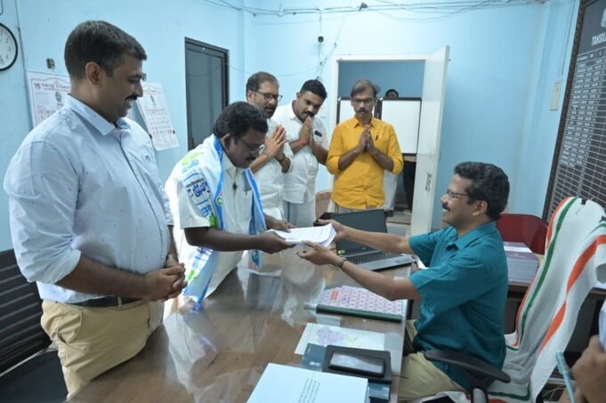 ട്വന്റി20-എൻഡിഎ സ്ഥാനാർഥി ബാബു ദിവാകരന് നാമനിര്ദ്ദേശ പത്രിക സമര്പ്പിച്ചു