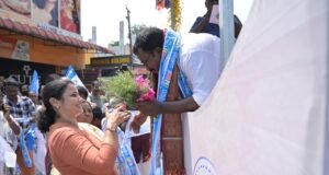 അകമ്പടിയായി ജനസാഗരം: നാടിനെ ഇളക്കിമറിച്ച് ബാബു ദിവാകരന്റെ റോഡ് ഷോ