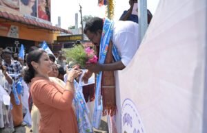 അകമ്പടിയായി ജനസാഗരം: നാടിനെ ഇളക്കിമറിച്ച് ബാബു ദിവാകരന്റെ റോഡ് ഷോ