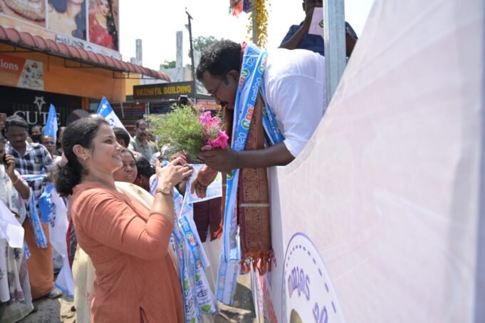 അകമ്പടിയായി ജനസാഗരം: നാടിനെ ഇളക്കിമറിച്ച് ബാബു ദിവാകരന്റെ റോഡ് ഷോ