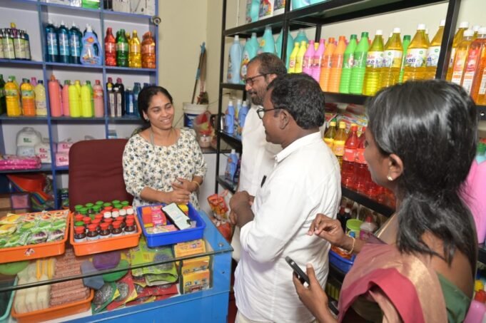 ഞാറള്ളൂരിലെ വ്യാപാര സ്ഥാപനങ്ങളിൽ സന്ദർശനം നടത്തി ട്വന്റി 20 – എൻഡിഎ സ്ഥാനാർഥി ബാബു ദിവാകരൻ.