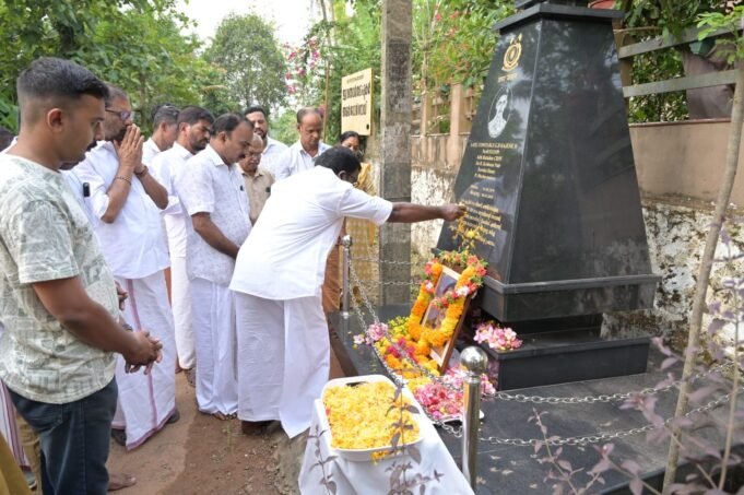 CRPF കോൺസ്റ്റബിൾ കെ രാജേഷിന്റെ സ്മാരകത്തിൽ പുഷ്പാർച്ചന നടത്തി ട്വന്റി 20-എൻഡിഎ സ്ഥാനാർഥി ബാബു ദിവാകരൻ