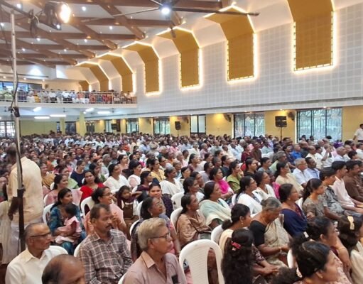 പരീഷയില് ഉന്നത വിജയം നേടിയ വിദ്യാര്ത്ഥികളെ ആദരിച്ച് ട്വന്റി20 ആദരിച്ചു. പാര്ട്ടി അധ്യക്ഷന് സാബു എം ജേക്കബ് സ്റ്റുഡന്റ് സ്റ്റാര് അവാര്ഡ് കൈമാറി വിദ്യാര്ത്ഥികളെ ആദരിച്ചു.