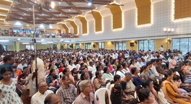 പരീഷയില് ഉന്നത വിജയം നേടിയ വിദ്യാര്ത്ഥികളെ ആദരിച്ച് ട്വന്റി20 ആദരിച്ചു. പാര്ട്ടി അധ്യക്ഷന് സാബു എം ജേക്കബ് സ്റ്റുഡന്റ് സ്റ്റാര് അവാര്ഡ് കൈമാറി വിദ്യാര്ത്ഥികളെ ആദരിച്ചു.